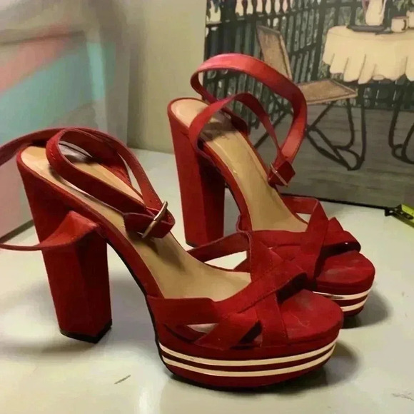 Bamboo Faux Suede Red Platform Heels w Ankle Strap & Gold Coloured Accents Sz 10 - Picture 1 of 14